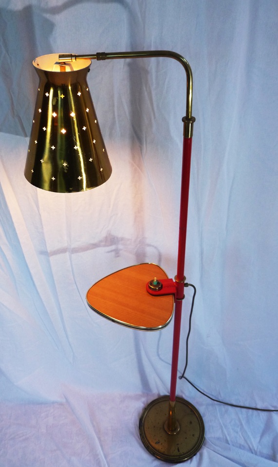 Lampadaire à tablette   630€