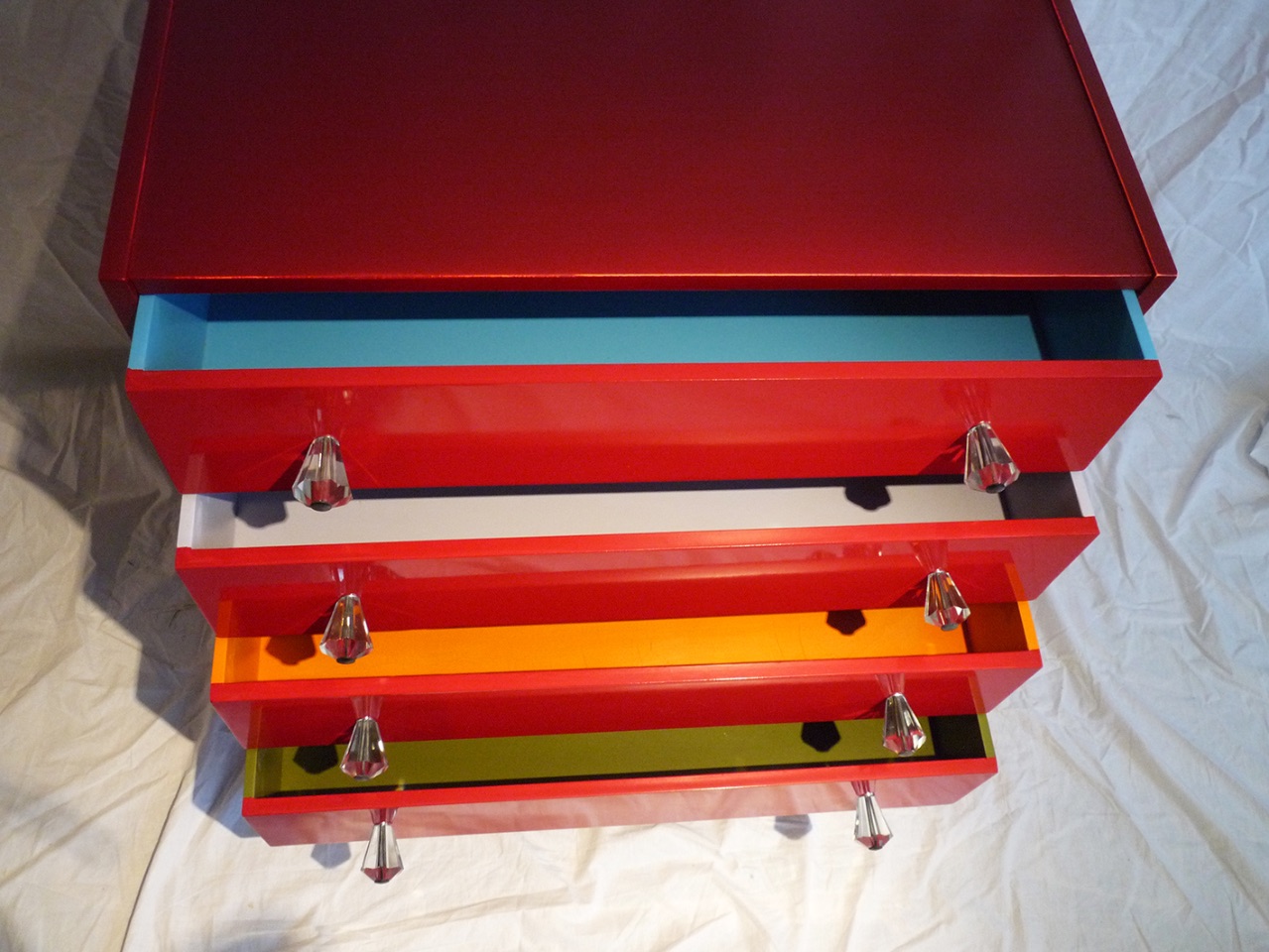 L.84 x l.45 x H. 80  boutons verre