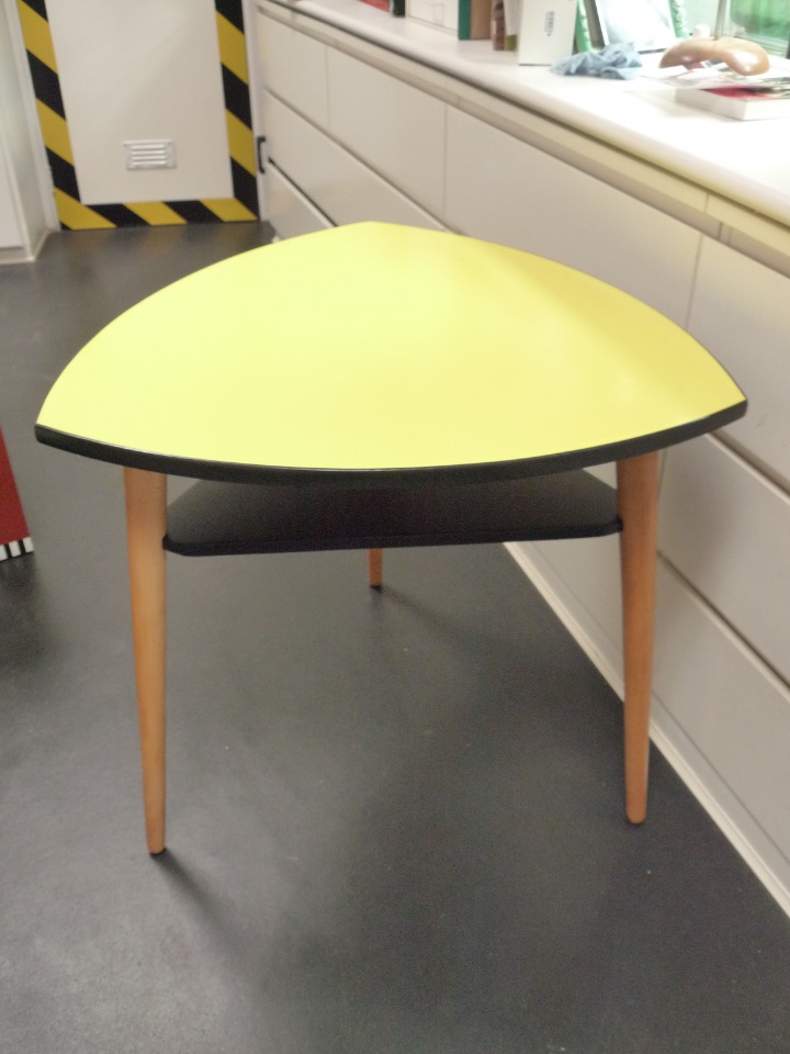 table triangle jaune  135€